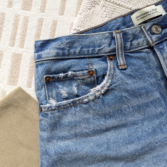 Abercrombie & Fitch | The Boyfriend Short Mid Rise | Distressed Medium Wash - Picture 2 of 9